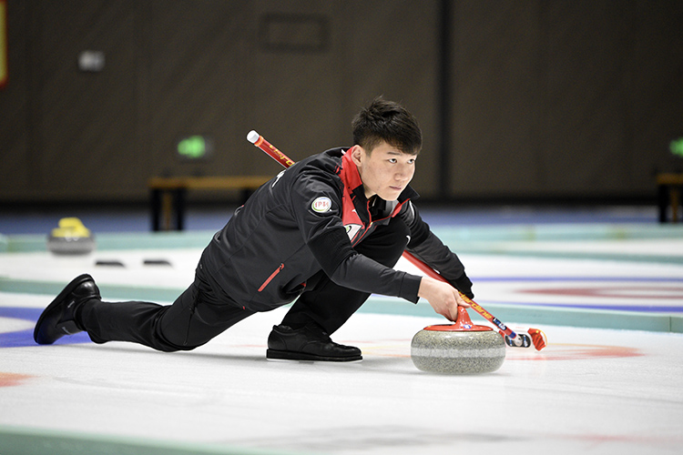 备战冬奥国家冰壶队挥汗冰场
