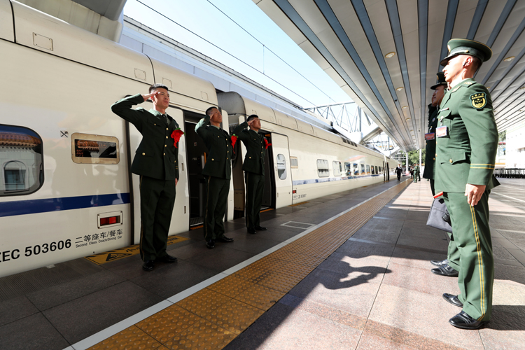 列车开动,一位军官在站台上用手抹去眼泪.