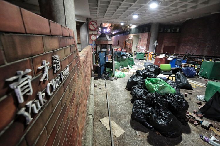 11月27日，香港理工大学校内道路上堆放着垃圾和路障。