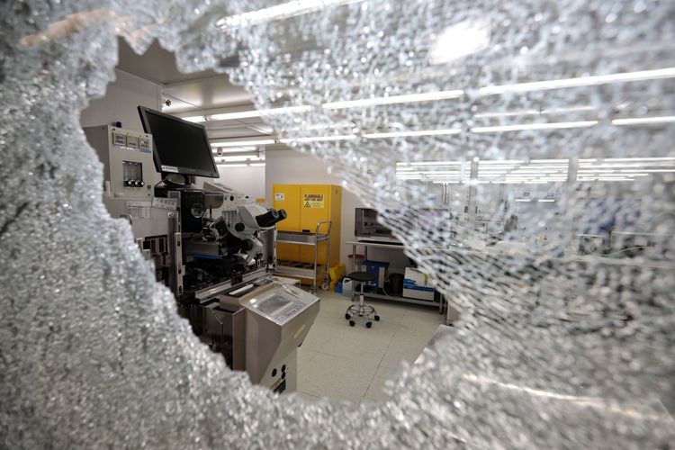 学校实验室的玻璃墙被砸穿。