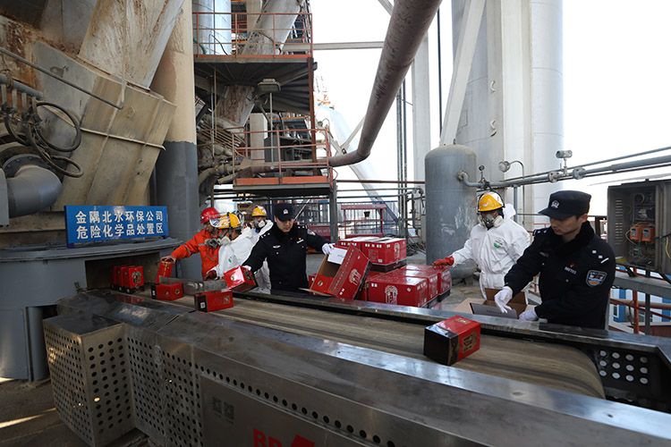 警方采用环保无污染方式，集中销毁各种假产品。