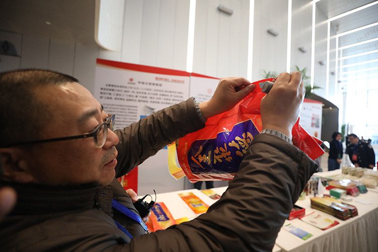 企业代表介绍如何辨别真伪北京烤鸭。