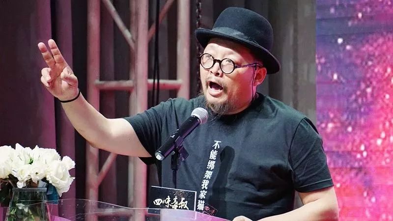 "味精大会"上,"四味毒叔"五位创始人和两位常驻嘉宾——90后作家李尚