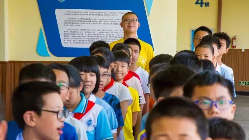 温州13岁男孩身高1米93!长高秘诀是.