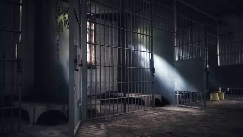 去年她特地去了香港,为的是去某座废弃监狱,其中的铁笼房间在如今的