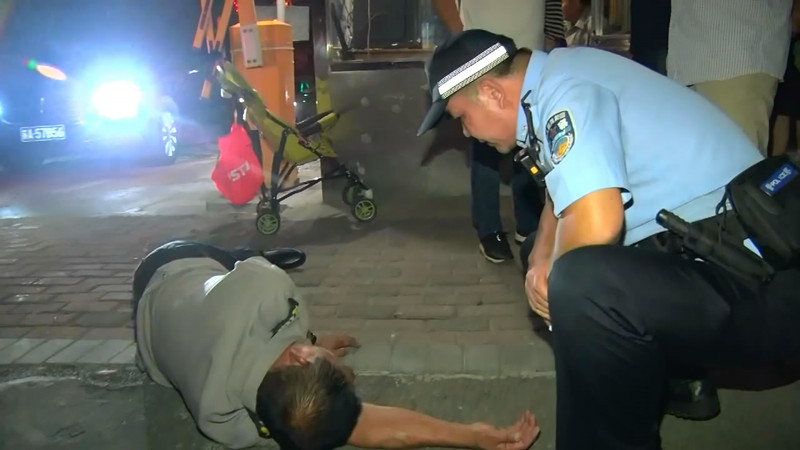 嚣张男不肯交5元停车费竟打晕保安