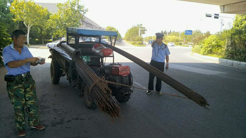 拖拉机长"触角" 不仅超长还危险|触角|机长|钢筋_新浪新闻