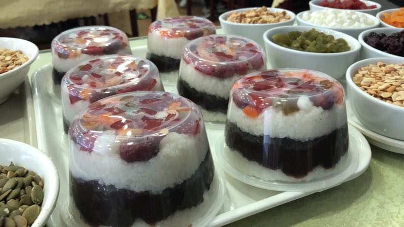 67护国寺小吃腊八粥今天上市新推出腊八糕市民尝鲜