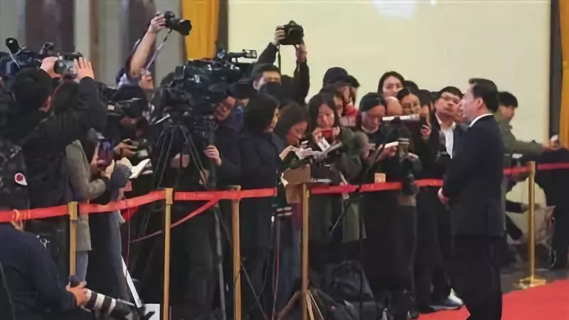 ▲生态环境部部长李干杰在“部长通道”接受采访。图/新京报网