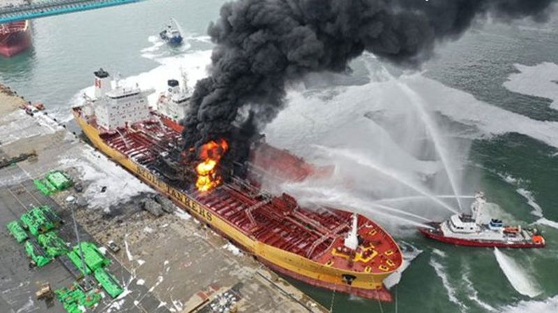 一油轮在韩国蔚山港发生爆炸并起火|起火|危险品|发生爆炸_新浪新闻