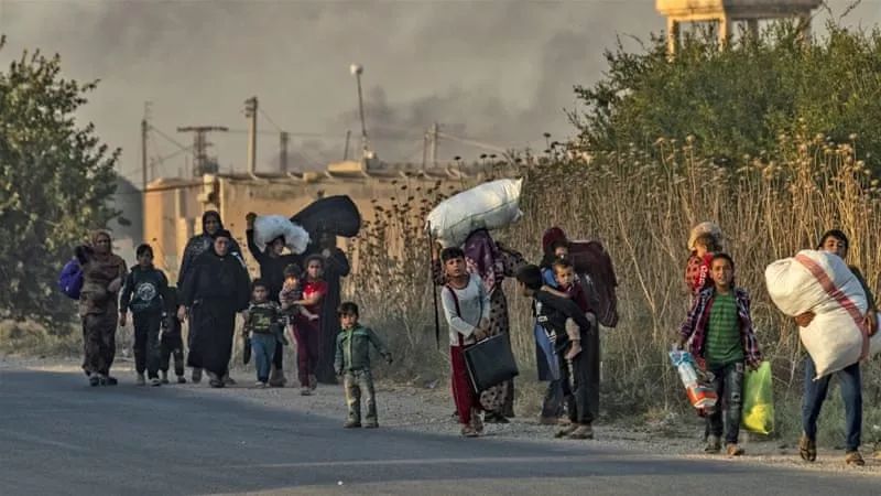 在土耳其军队空袭中撤离的叙利亚东北部平民（来源：美联社）