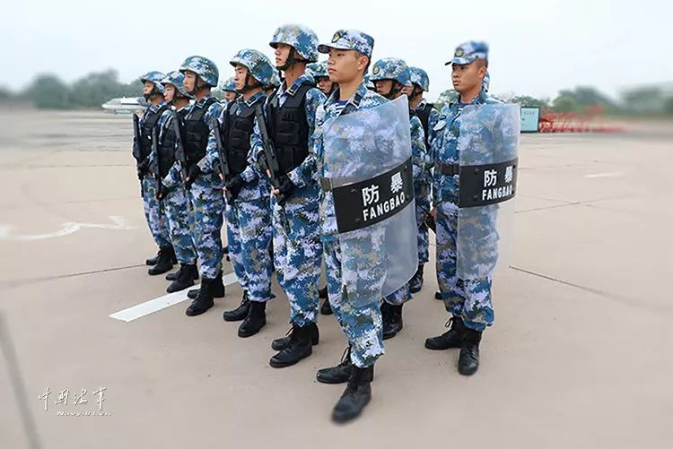 我们是机场警卫兵不但很帅而且很酷