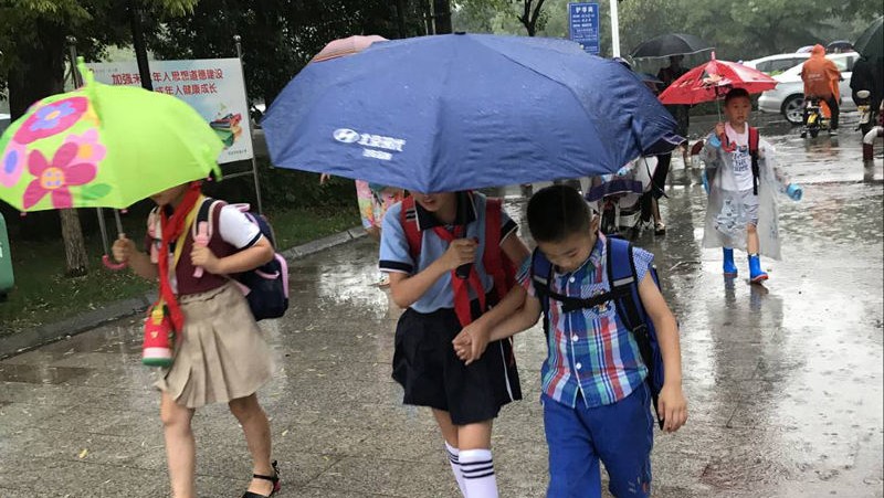 宿迁开学第一天雨水"报到",孩子们撑着小雨伞去上学
