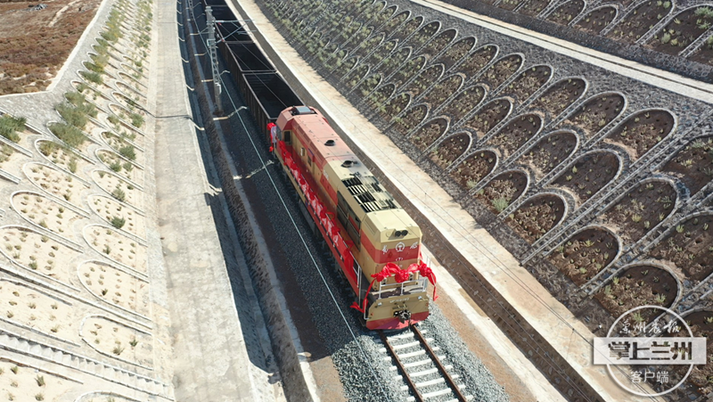 随着东风号机车驶出 朱中铁路顺利通车啦!