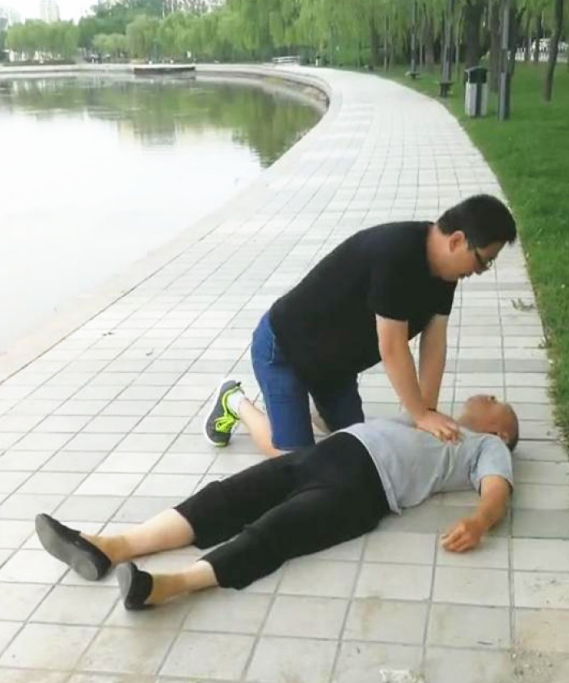 老人公园锻炼突然倒地晕厥 他跪地心肺复苏救回一命