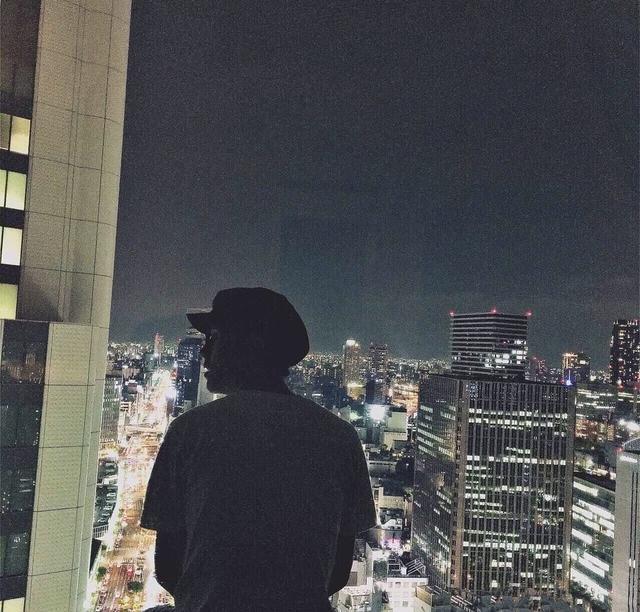 男星侧影pk:靳东扮嫩太尴尬,王凯单薄的像纸片人风一吹就倒了!