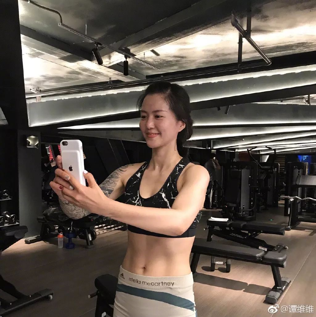 谭维维完成半马,晒出8块腹肌:因为自律所以可以自由奔跑