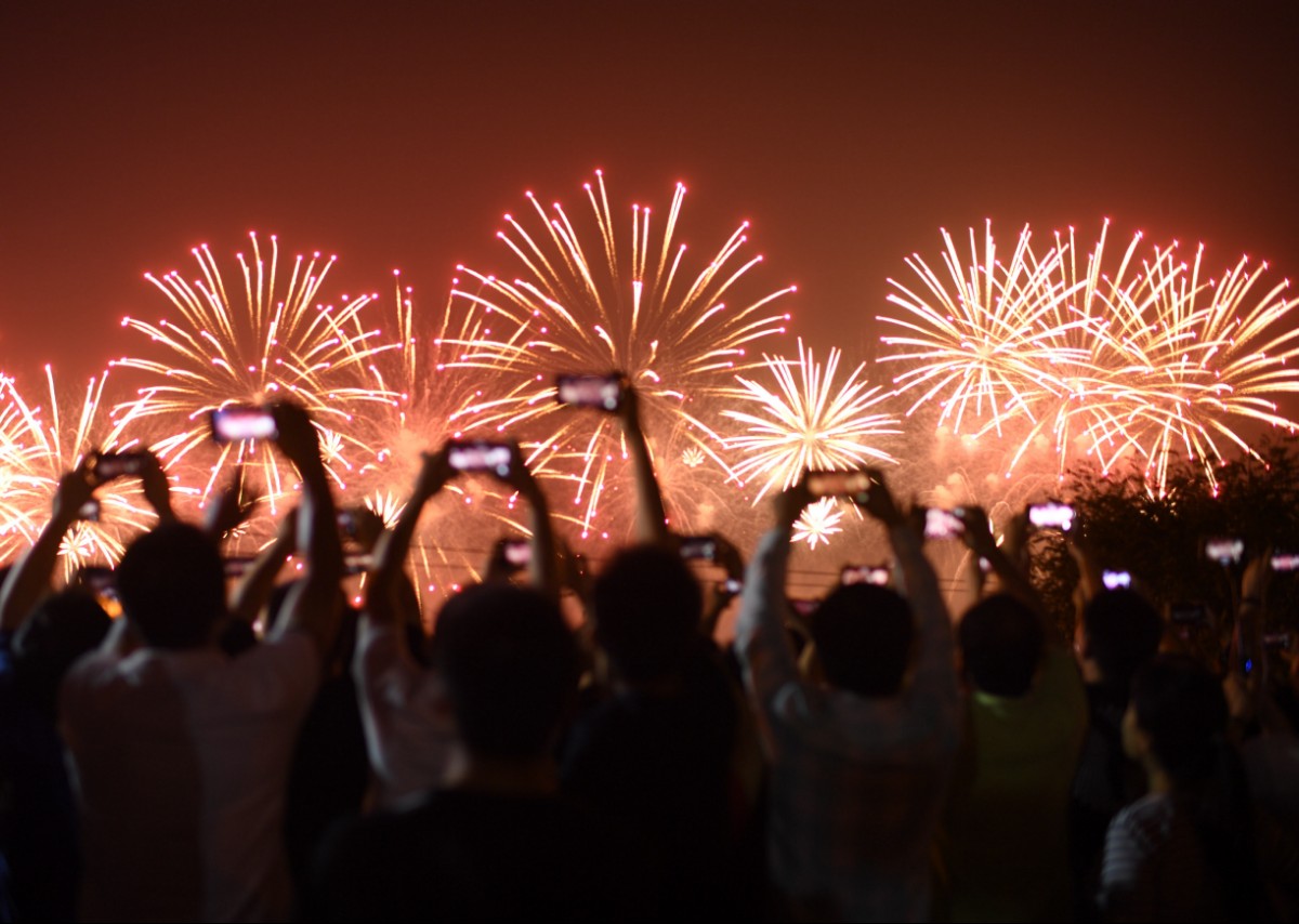 北京居民家里看烟花同庆祖国母亲生日