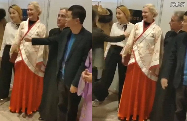马云合影白衣女子是谁 蹭马云拍照的身旁女子