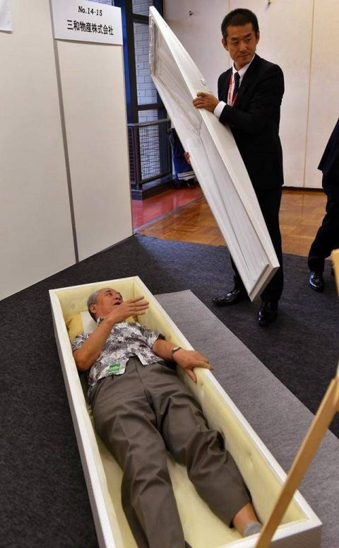 日本的丧葬文化,健康老人提前为自己的后事做奇怪的日式坟墓!