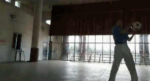 老师教授“足球舞”。