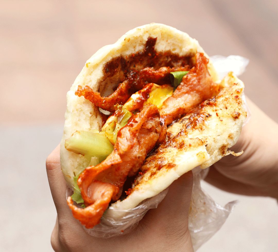 都是先去奶茶店点个单,然后去炸个桥头排骨或买个里脊饼再回来取饮料