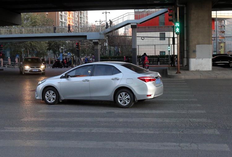 广渠路这个路口有点乱,一小时内46辆车逆行,闯红灯