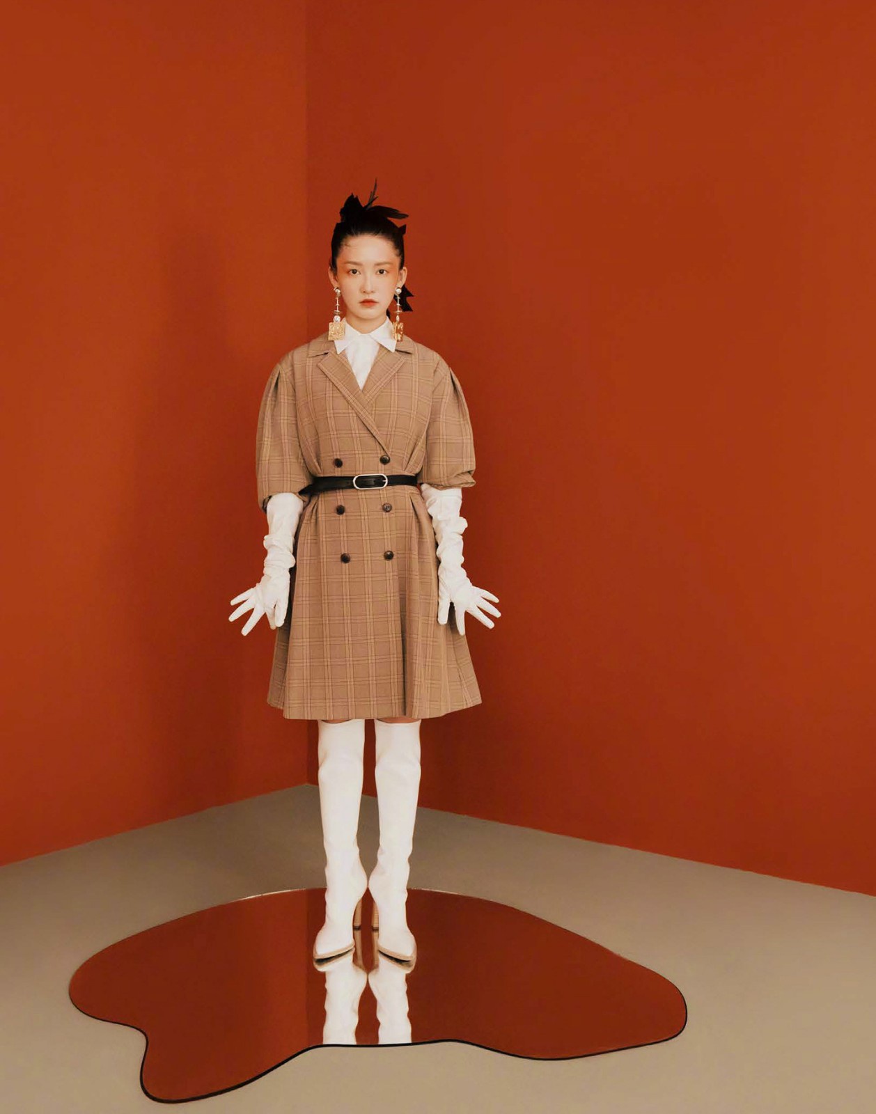 同样系了条腰带,提升了腰线,显示出李沁的高挑身姿,脚踩白色长筒靴