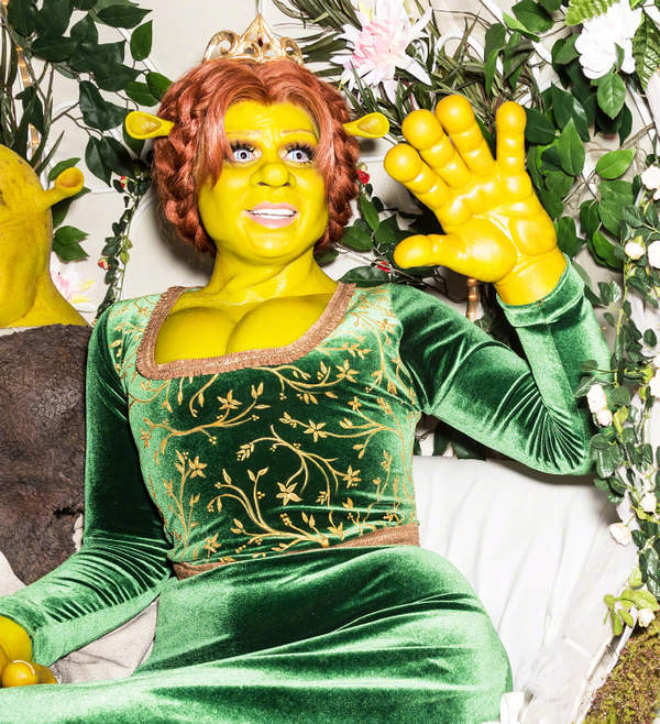 kaulitz晒出了几张cos照,分别变成了怪物史瑞克和菲奥娜公主,简直神