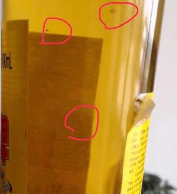  胡松提供的照片显示，菠萝啤瓶内出现杂质。 胡松 供图