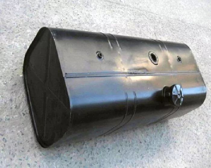 倒车灯两根线是否有电