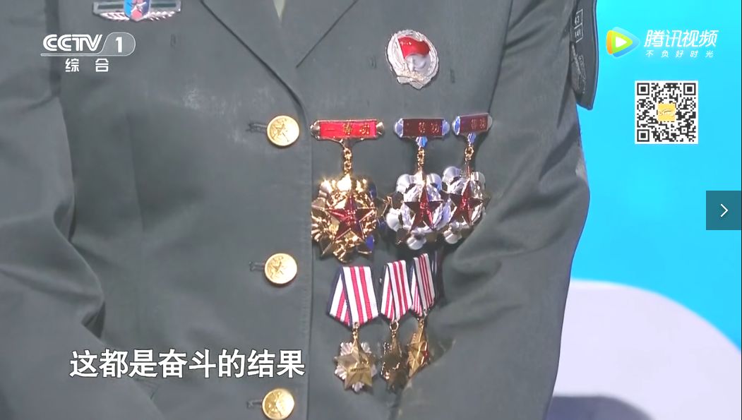 这里就有人要问了,为何王桐晶穿的是军装,并且肩章显示王桐晶还是一名