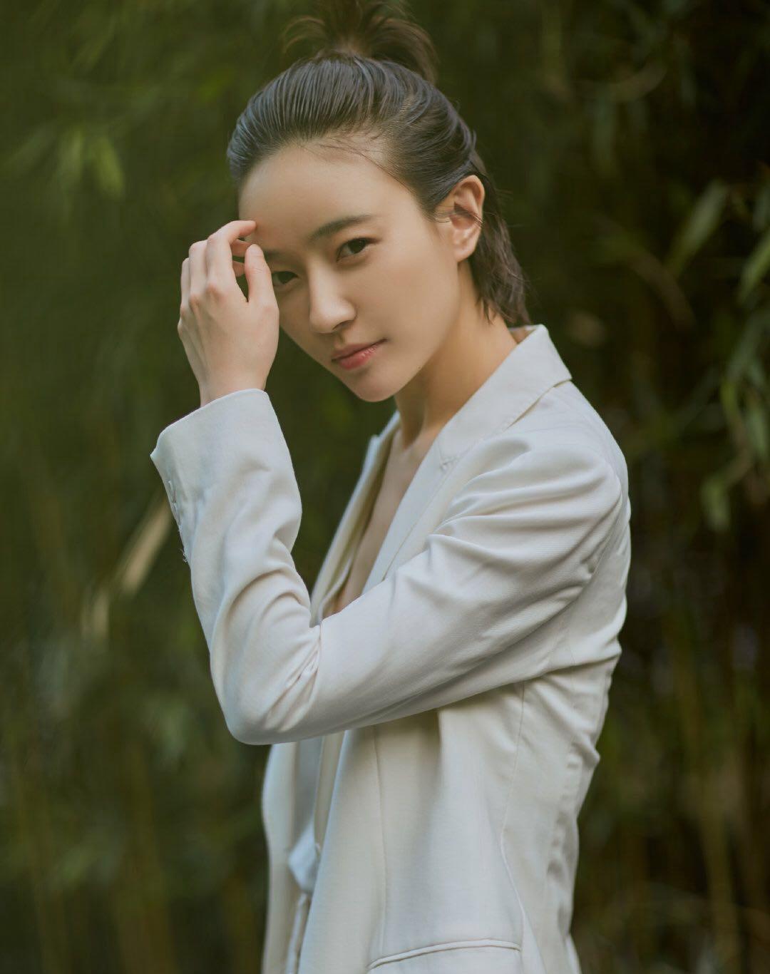 焦俊艳留长发了,扎丸子头出席活动,一身白色西装精致又俏皮