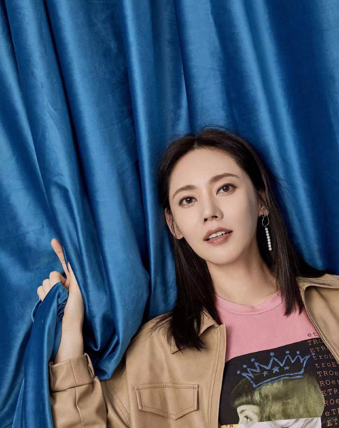 秋瓷炫拍摄时装大片,造型多变表现力强,40岁了依旧女神范