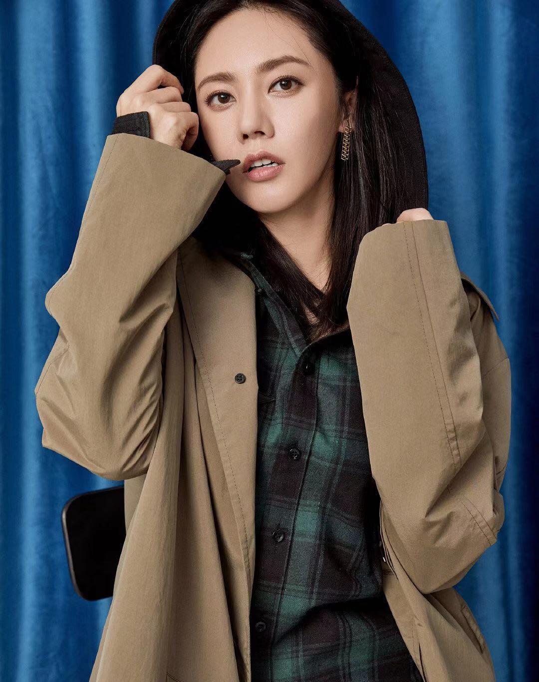 秋瓷炫拍摄时装大片,造型多变表现力强,40岁了依旧女神范