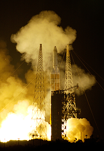 一枚火箭把美国导弹防御计划的导弹预警卫星送入太空。（新华社）