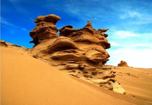这组照片的拍摄地都不是!摄影:@金陵异人还是新疆的乌尔禾魔鬼城?