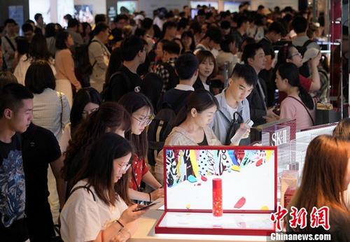 资料图：2019年五一假期期间，众多内地游客在尖沙咀购物。中新社记者 张炜 摄