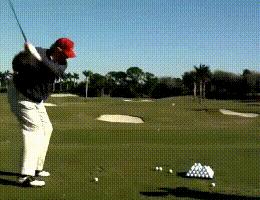 川普打高爾夫。