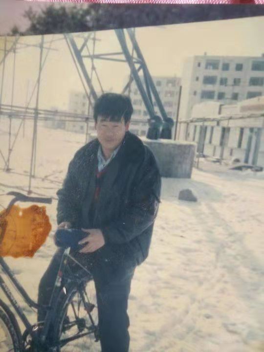 入狱前的李建功。受访者供图