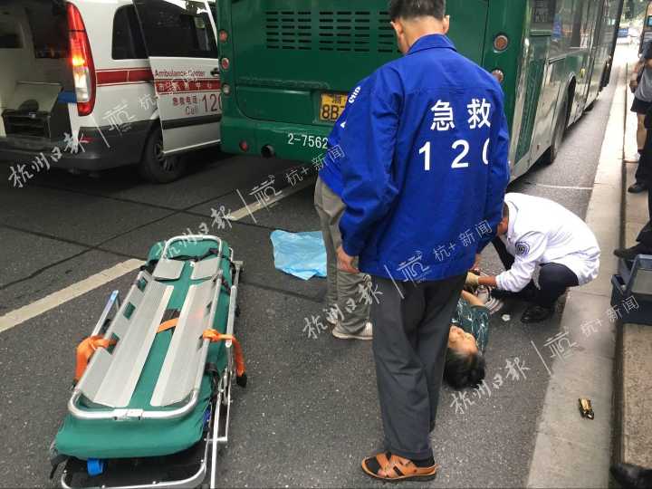 120赶来后,将老太太简单包扎后,送到了浙医二院急救.
