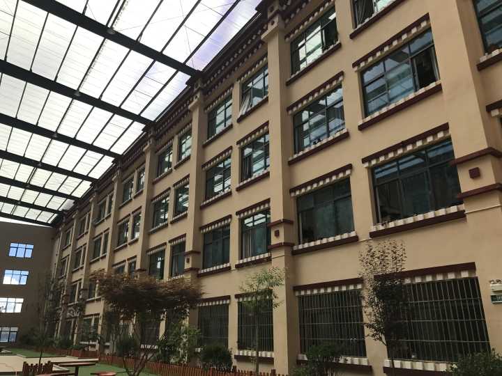 那曲县杭嘉中学是经那曲县教体局批准举办的一所公办性质的全寄宿制