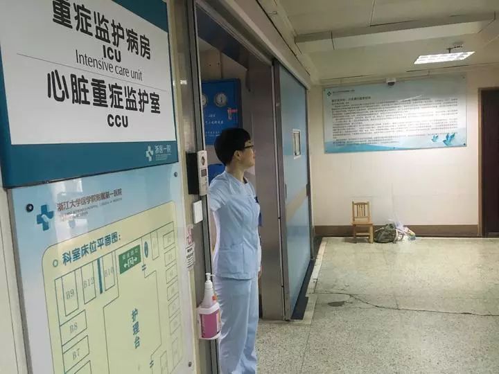 浙江大学医学院附属第一医院重症监护室门外,一位中年女子正靠墙蹲在