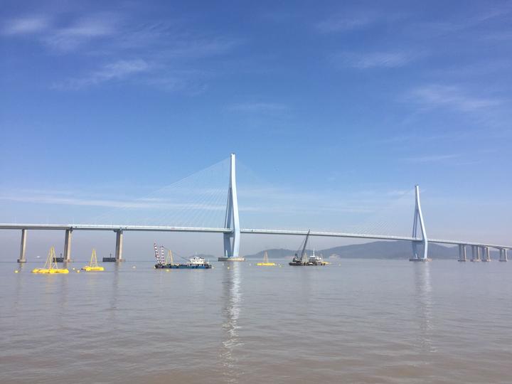 在宁波海事部门的大力保障下,经过近7个月的努力,金塘大桥的这批"钢铁