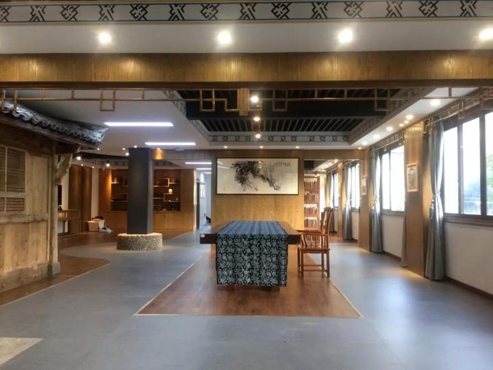 二楼为展陈,活动室,配备农家书屋,书画室,畲族文化特色展示;三楼为