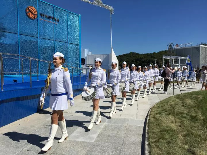 在远东风采街上展演的女子军乐队。新华社记者 李建敏 摄