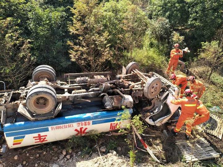 洒水车意外侧翻 消防官兵紧急救援