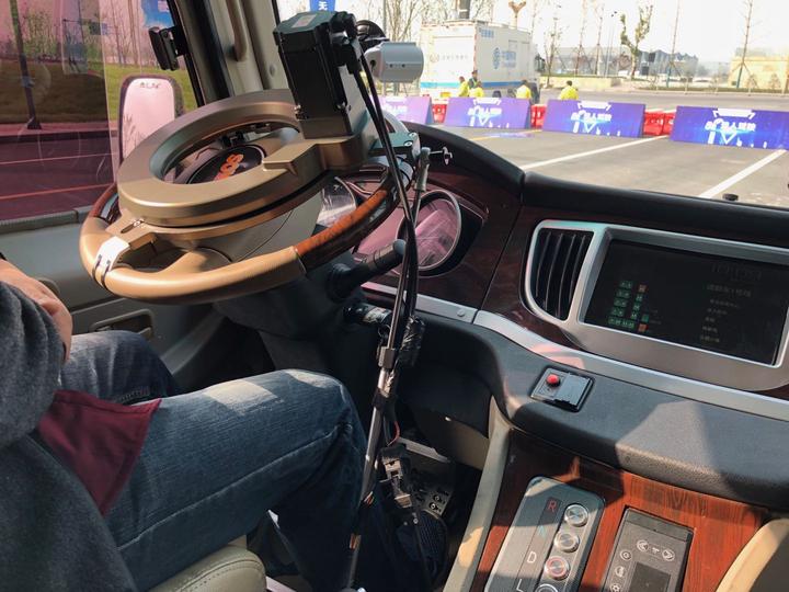 太可怕了!这儿的公交车方向盘会自己动!-新浪汽车