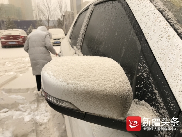 乌鲁木齐今天下起了网红款脏脏雪