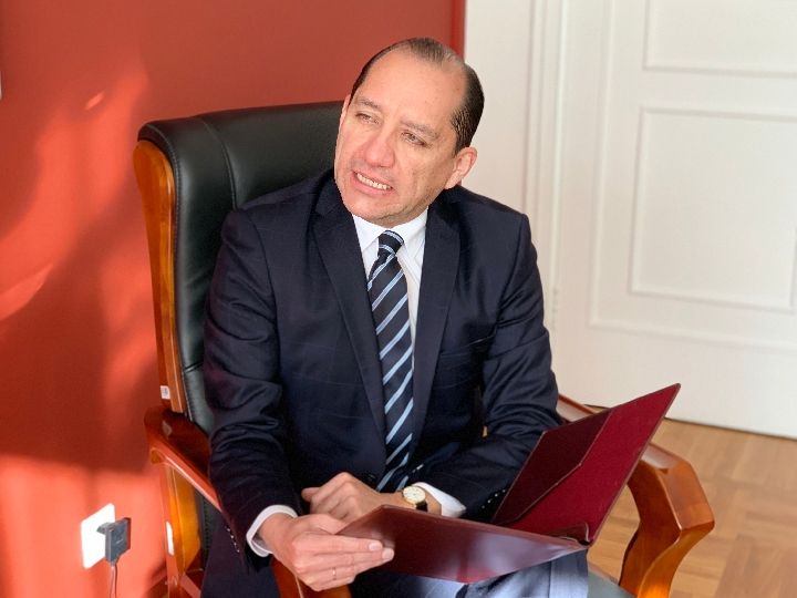 厄瓜多尔驻华大使卡洛斯·拉雷亚在北京接受新华社记者专访.